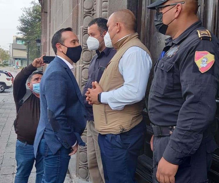 Les cierran las puertas de Palacio a diputados locales