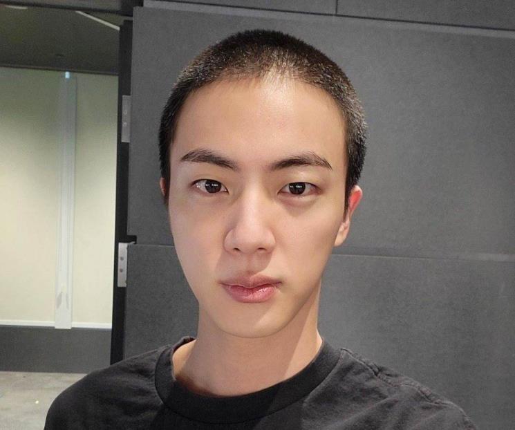 Estrena corte Jin de BTS; empieza servicio militar
