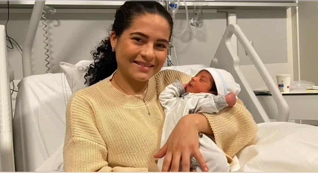 Mujer da a luz en pleno vuelo; no sabía estaba embarazada Mujer da a luz en pleno vuelo; no sabía estaba embarazada