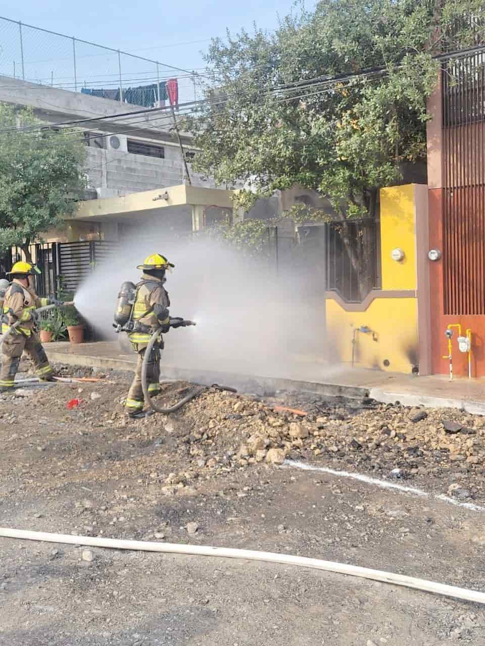 Un flamazo tras una acumulación de gas ocasionado por una retroexcavadora que dañó una tubería, dejó ayer a una persona lesionada