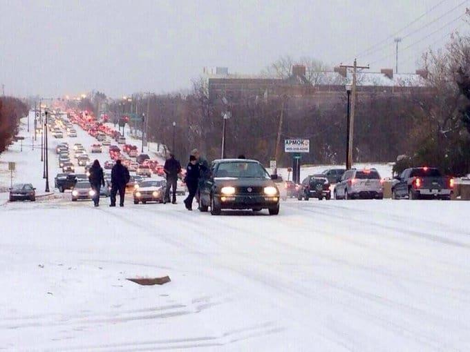 Enorme tormenta invernal causa tornados en sur de EU