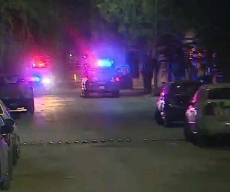 Abre la puerta de su casa, lo balean