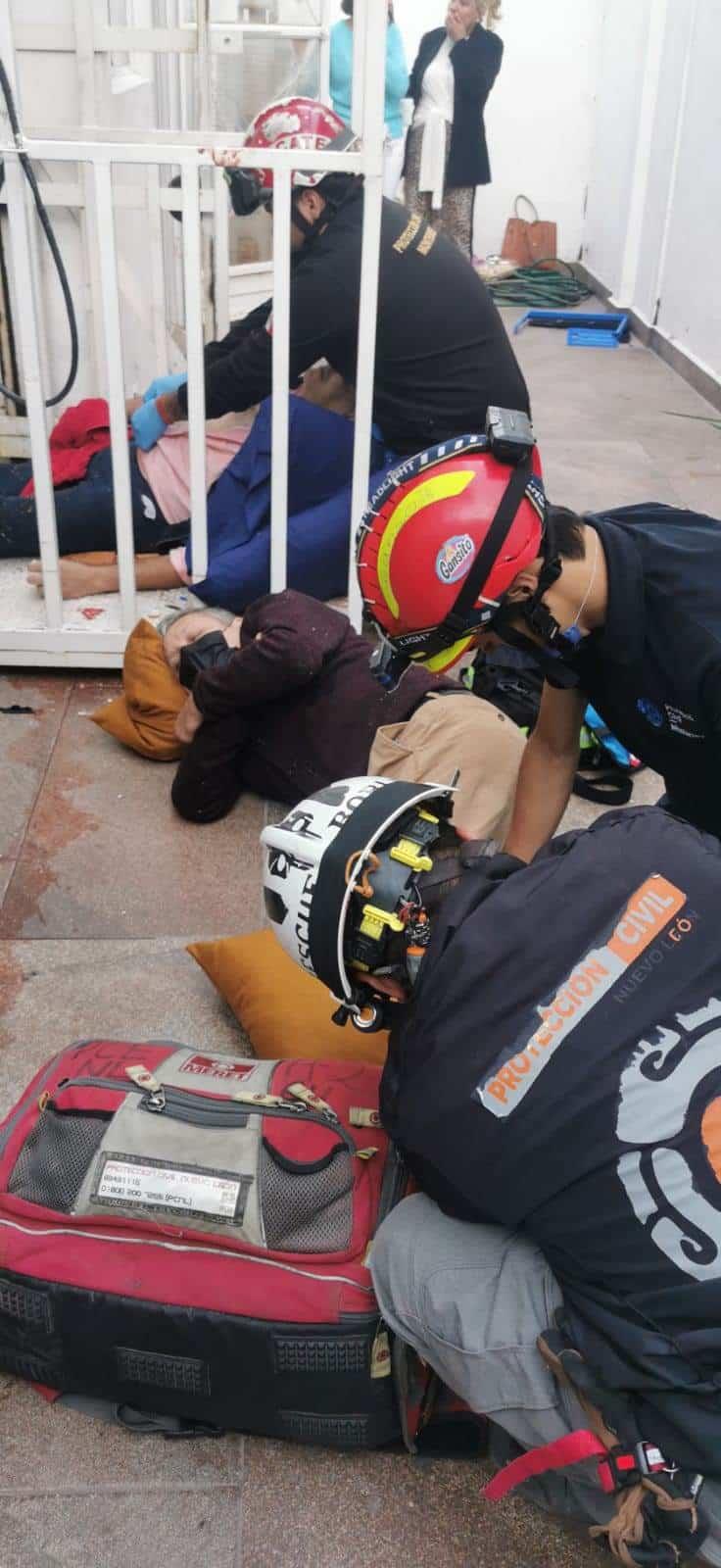 Cae elevador de carga; hay dos heridos