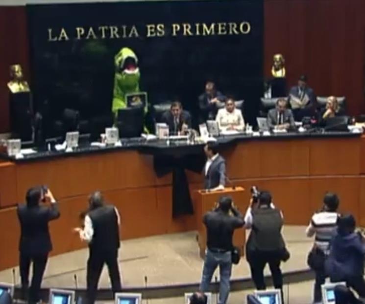 Con disfraz de dinosaurio Xóchitl Gálvez sube a tribuna