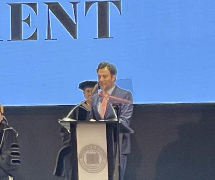 La hace Checo Pérez de orador en graduación de la UDEM