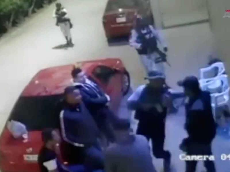 Captan a presuntos elementos de la GN golpeando civiles