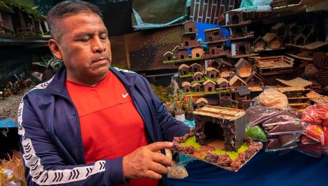 De cartón y madera, nacimientos del mercado La Cruz