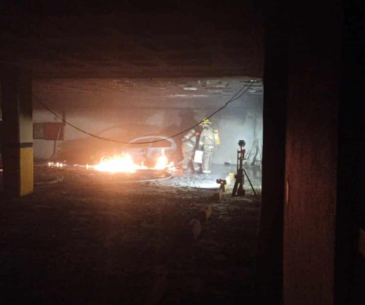 Arde vehículo en sótano de departamentos Arde vehículo en sótano de departamentos