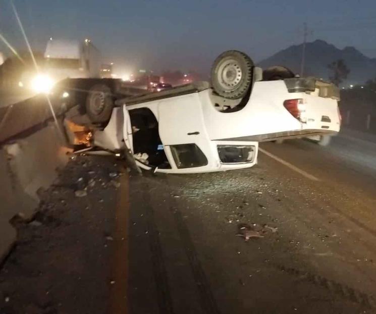 Vuelca camioneta en el Libramiento Noroeste