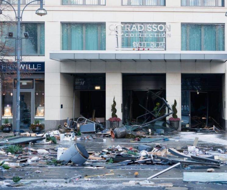 Explota acuario gigante con más de mil peces en Berlín