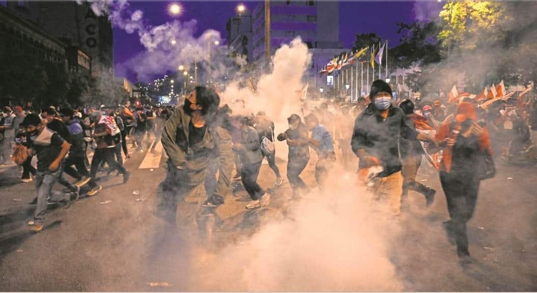 Suman 450 mexicanos varados en Perú por crisis política