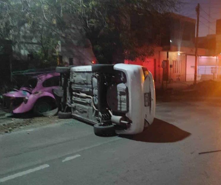 Esquiva zanja y se vuelca Esquiva zanja y se vuelca