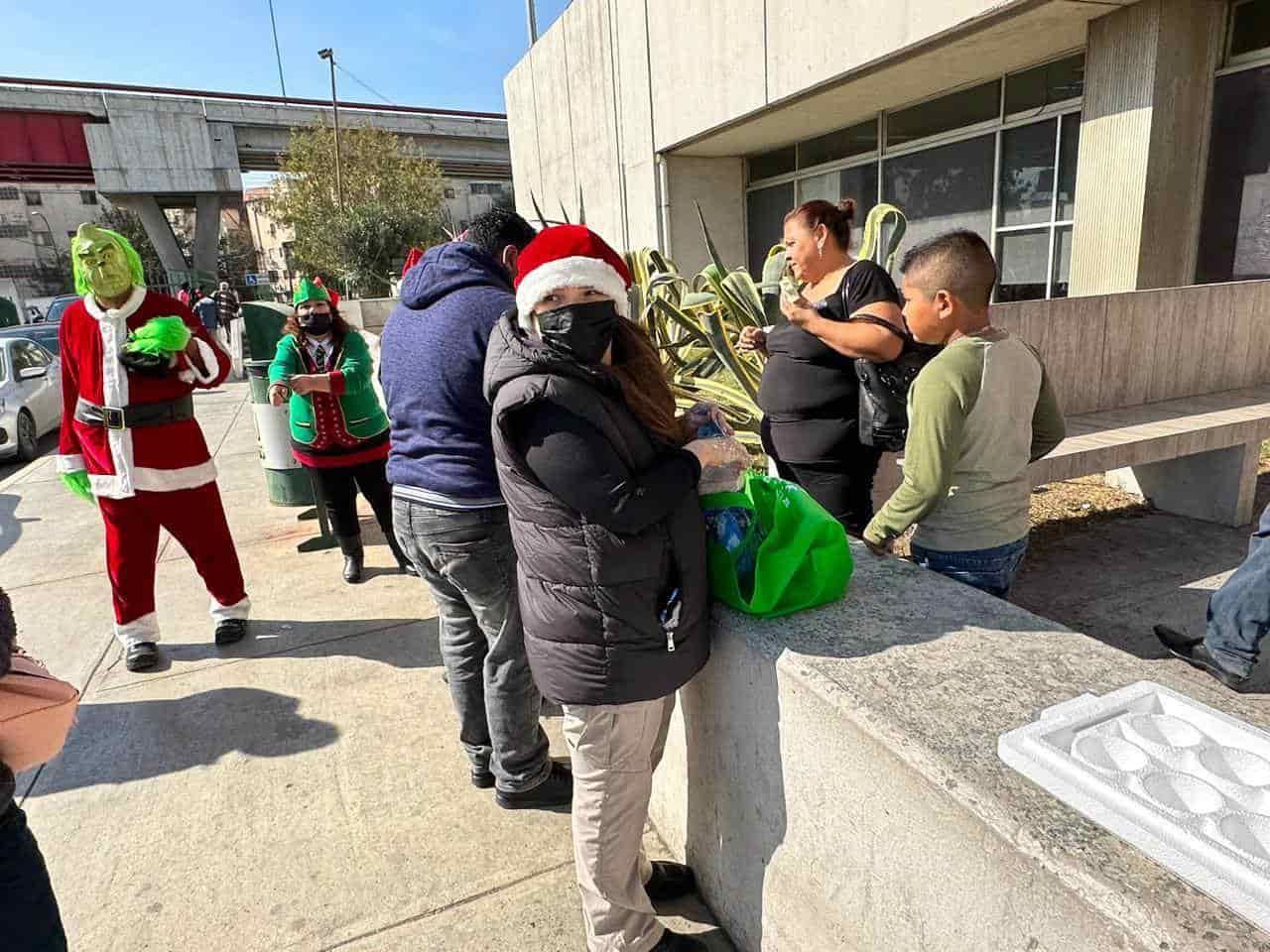 Un grupo de elementos de la Agencia Estatal de Investigaciones de la Fiscalía de Justicia de Nuevo León, acudió al exterior de distintos hospitales del área metropolitana, para entregar alimentos a los familiares de pacientes