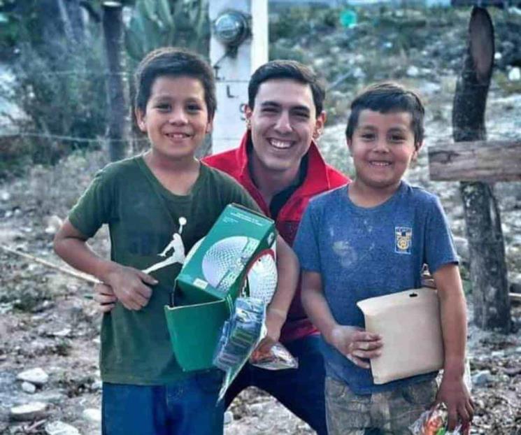 Llevan líderes juveniles juguetes a niños del sur de NL