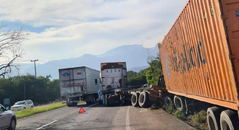 Ocasiona tráiler caos vial