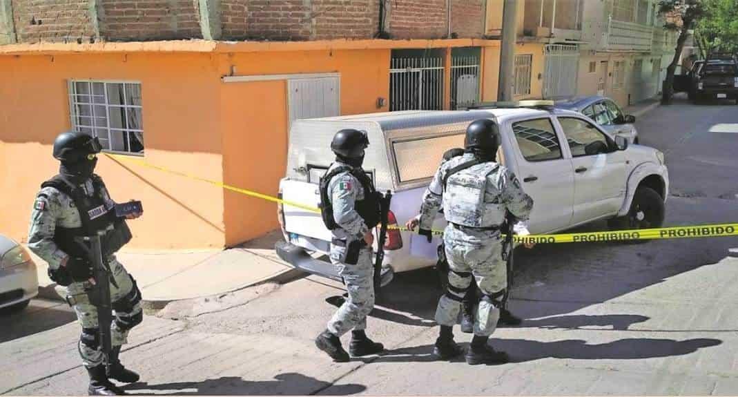 Comando irrumpe en domicilio; matan a tres hermanos