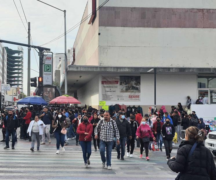 Abarrotan regios el Centro para las compras navideñas