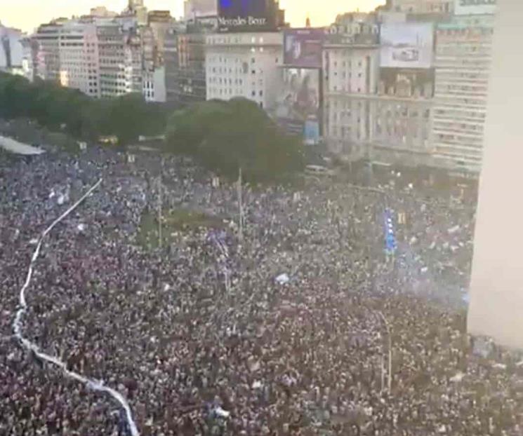 Celebran miles de argentinos en el Obelisco