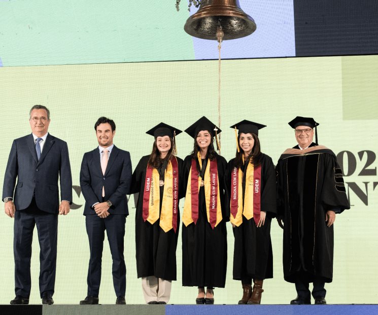 Da Checo Pérez banderazo de salida a nuevos profesionales