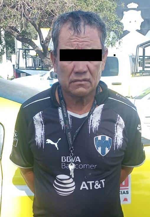 Un hombre que se encontraba tomando bebidas embriagantes a bordo de un vehículo, fue detenido, luego de que presuntamente es la misma persona que ha realizado robos a casas habitación