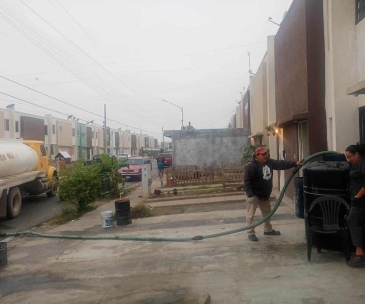 Apoya Escobedo con agua a vecinos