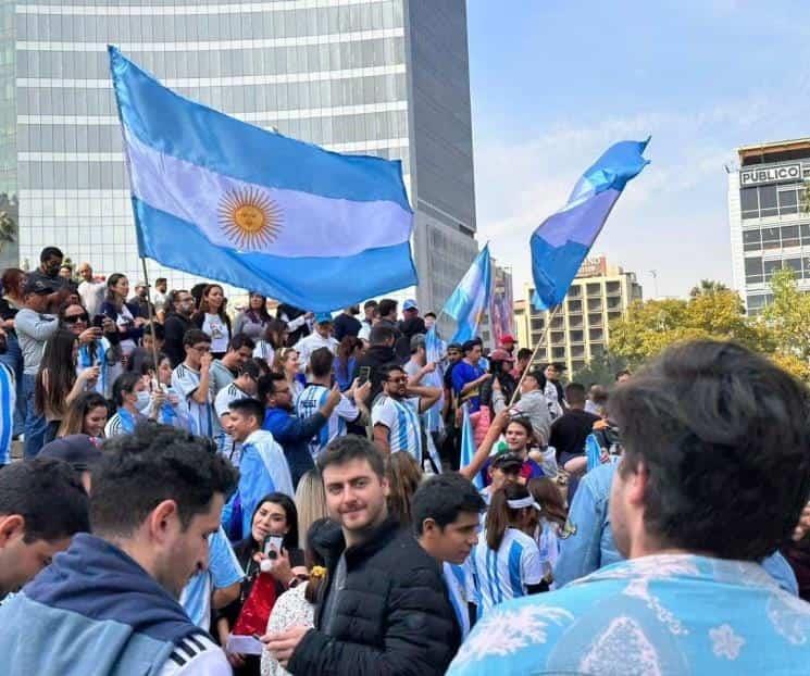 Festejan argentinos en el Ángel de la Independencia Festejan argentinos en el Ángel de la Independencia