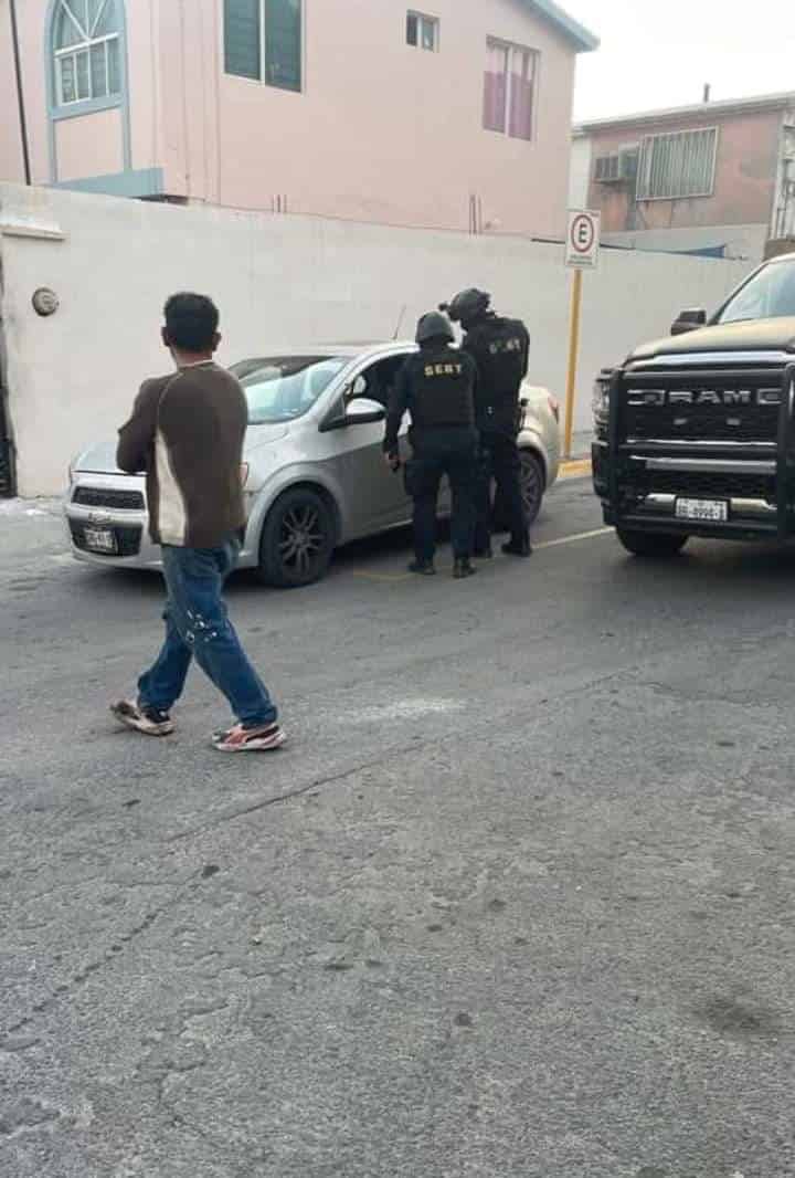 El conductor de un vehículo compacto fue ejecutado por disparos de arma de fuego por dos moto-sicarios quienes lograron evadir la justicia