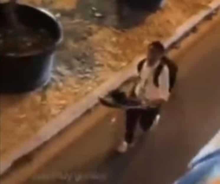 Mexicano quería regalar sombrero, ´Dibu´ lo insulta Mexicano quería regalar sombrero, ´Dibu´ lo insulta