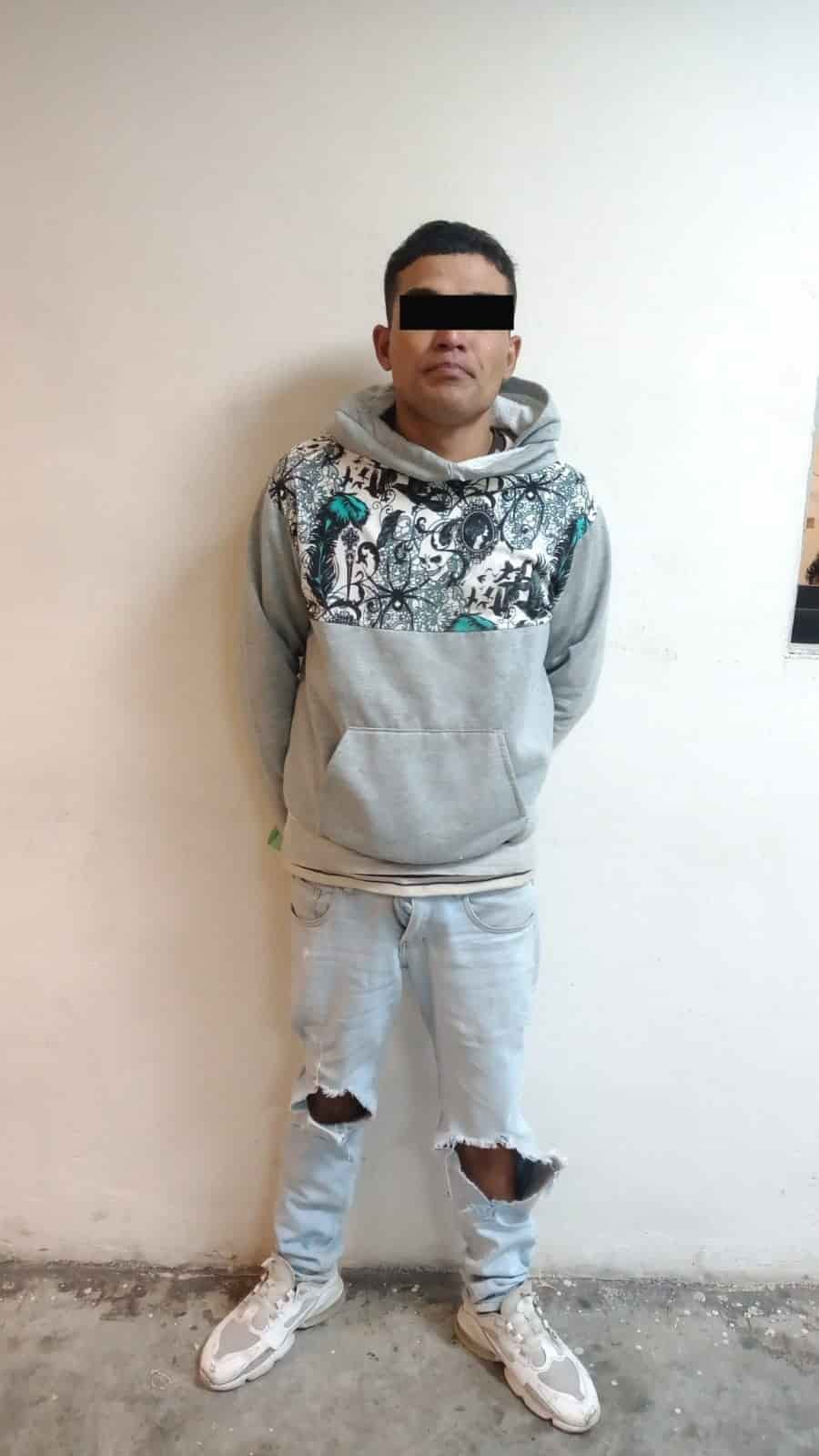 Cuando se encontraban a bordo de un vehículo, este delincuente los asaltó,  apoderándose de sus celulares en García.