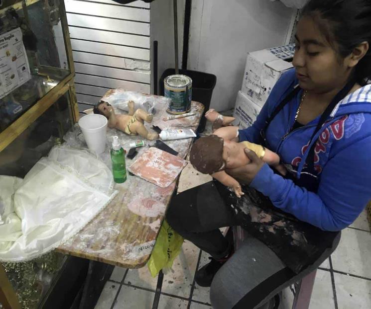 Acuden regiomontanos a reparar a su Niño Dios Acuden regiomontanos a reparar a su Niño Dios