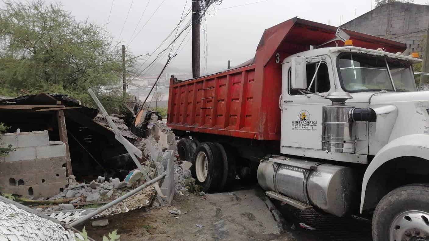 Un camión de volteo que se quedó sin frenos se estrelló contra un domicilio y dejó un saldo de cinco lesionados, entre ellos tres menores de edad, ayer en la Colonia Ignacio Altamirano
