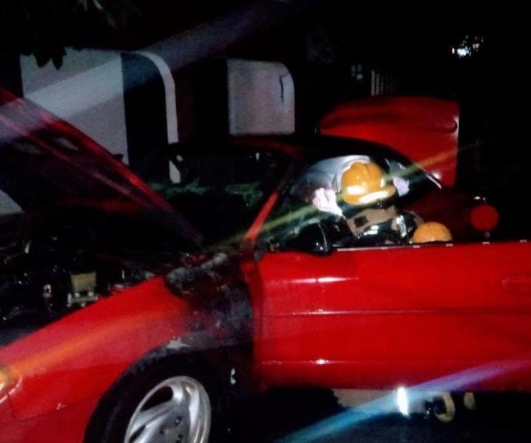 Se incendia auto por falla eléctrica
