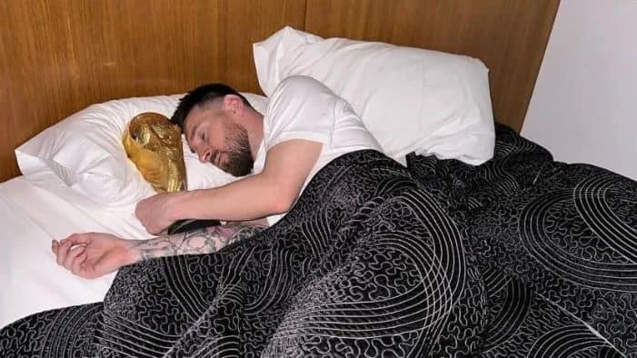 Messi amanece con la Copa del Mundo Messi amanece con la Copa del Mundo