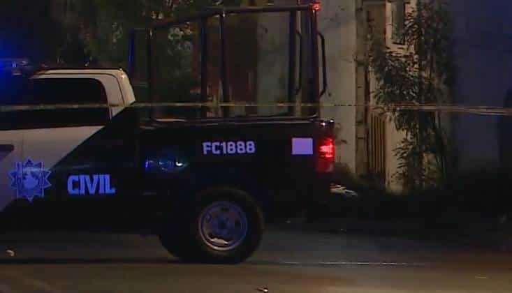 En el momento en que se encontraba en el porche de su casa, una mujer fue baleada por hombres armados desde la calle