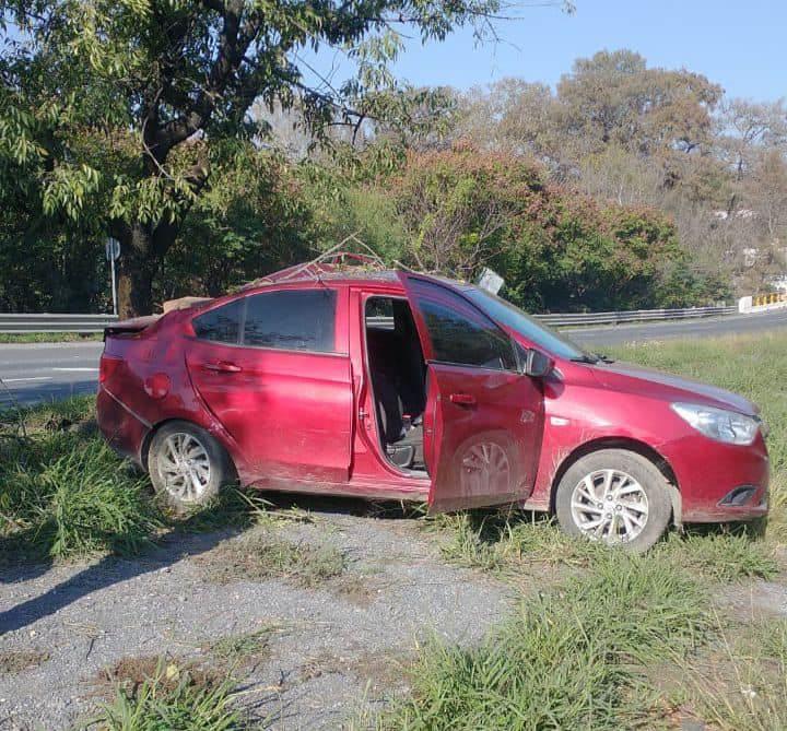 Choca contra árbol en la Carretera Nacional Choca contra árbol en la Carretera Nacional