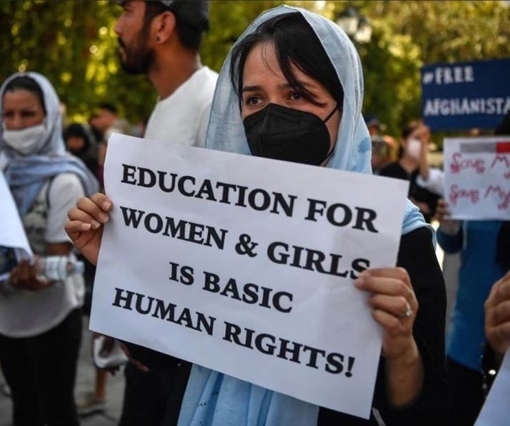 Impiden guardias armados que mujeres ingresen a universidad