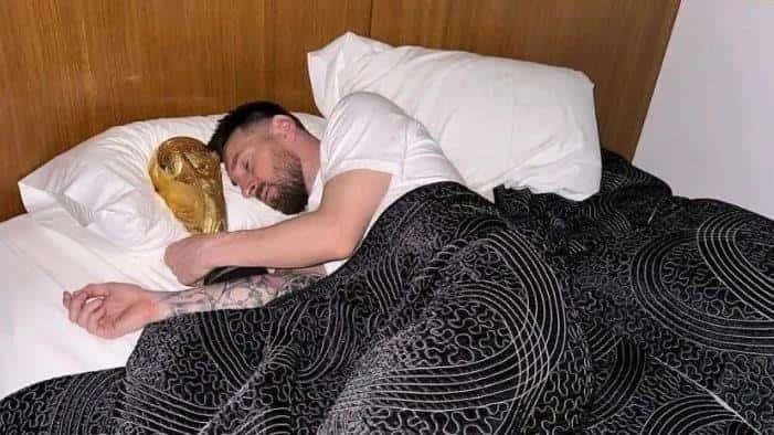 Messi amanece con la Copa del Mundo Messi amanece con la Copa del Mundo