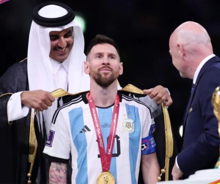 El precio de la capa que le pusieron a Messi El precio de la capa que le pusieron a Messi