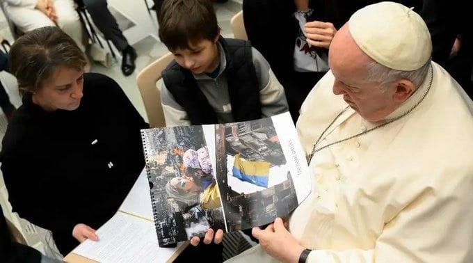 Llama Papa Francisco a pensar los niños de Ucrania Llama Papa Francisco a pensar los niños de Ucrania
