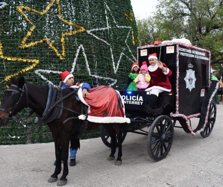 Entrega Policía de Monterrey dulces y regalos a transeúntes Entrega Policía de Monterrey dulces y regalos a transeúntes