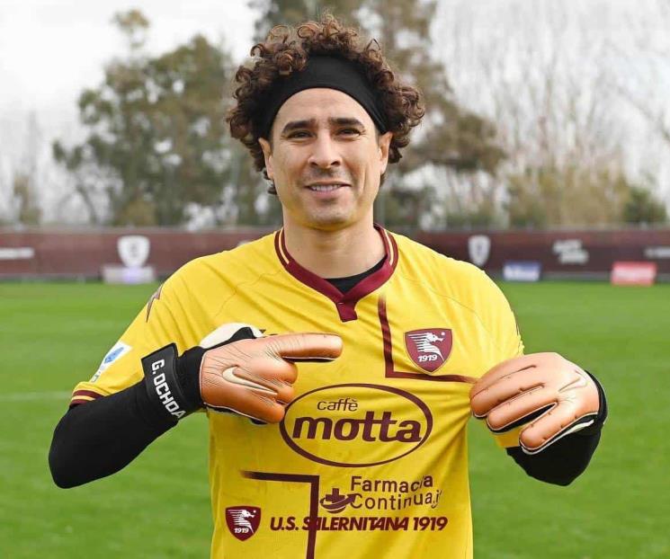 Presenta Salernitana a Memo Ochoa