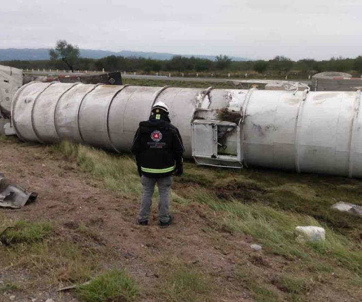 Vuelca pipa repleta de químicos