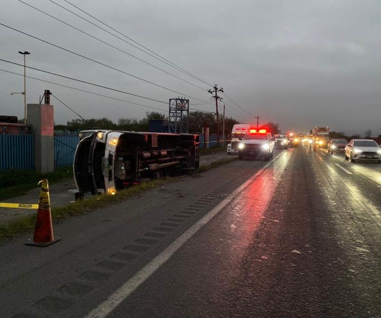 Vuelca camión de personal en García: hay cinco lesionados