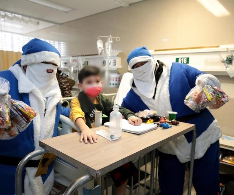 Lleva Santaclós  sonrisas y dulces