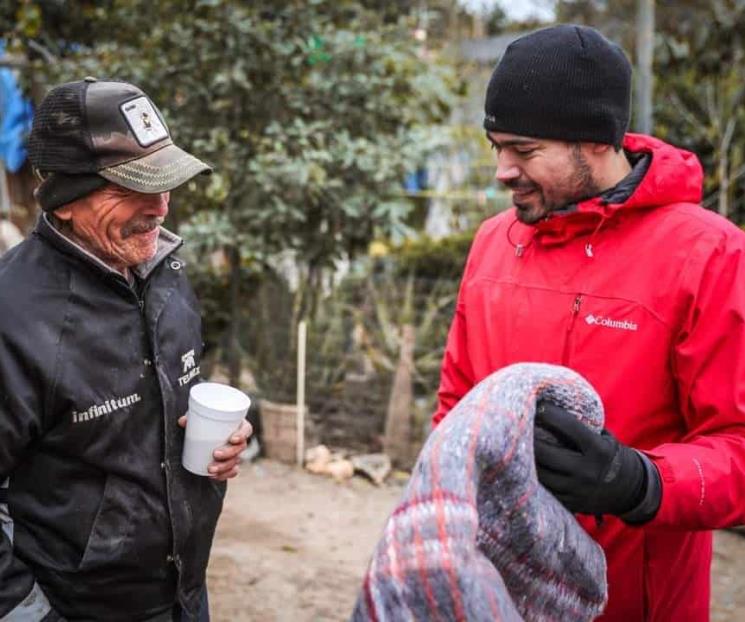 Recorre Santiago comunidades vulnerables por onda gélida Recorre Santiago comunidades vulnerables por onda gélida