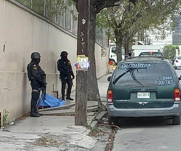 Encuentran a hombre sin vida sobre banqueta Encuentran a hombre sin vida sobre banqueta