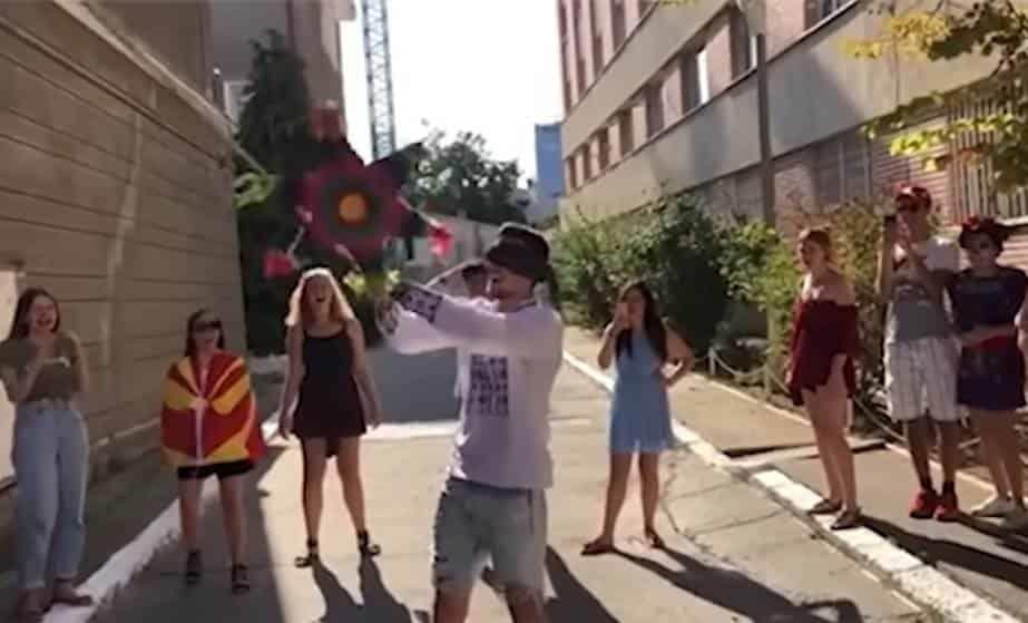 Llevan piñata mexicana a Rumania Llevan piñata mexicana a Rumania