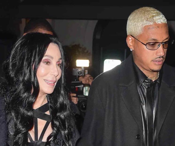 Presume Cher anillo, ¿será de compromiso? Presume Cher anillo, ¿será de compromiso?