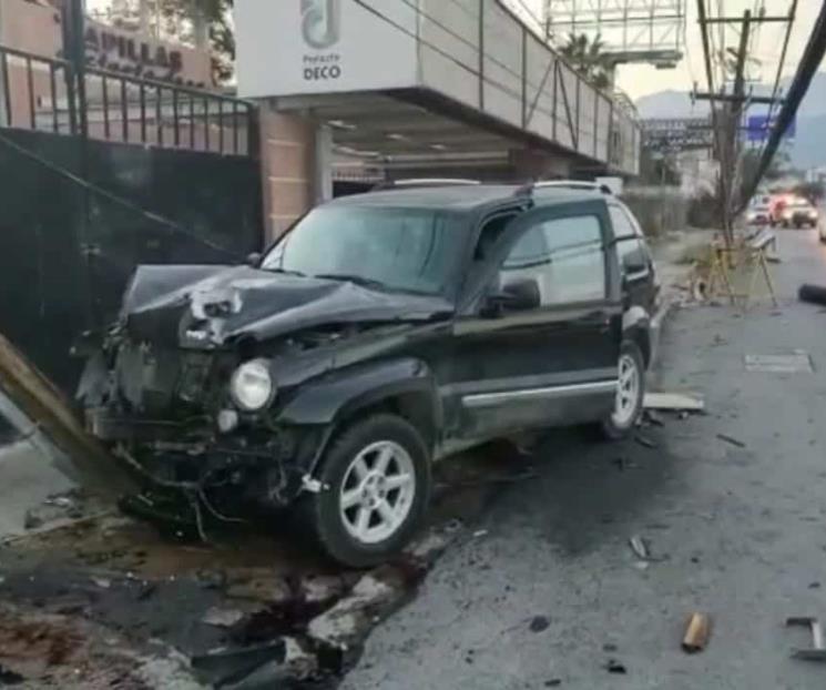 Conductor derriba transformador en Avenida Revolución