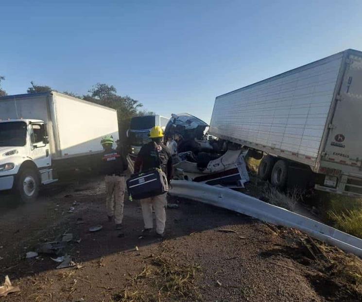 Colapsa Carretera Nacional tras volcadura de tráiler Colapsa Carretera Nacional tras volcadura de tráiler